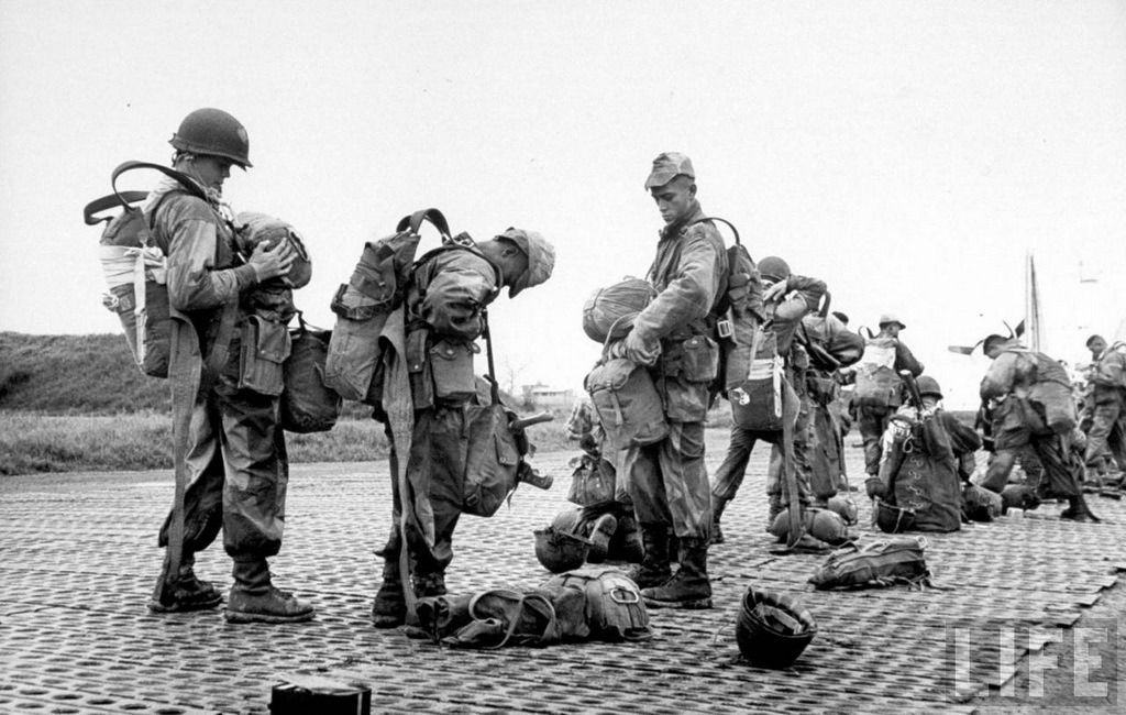 French Paratroopers Deploy to Dien Bien Phu - pin by Paolo ...